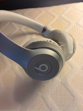 Beats Studio 3 Wireless Headphones Silver and White
